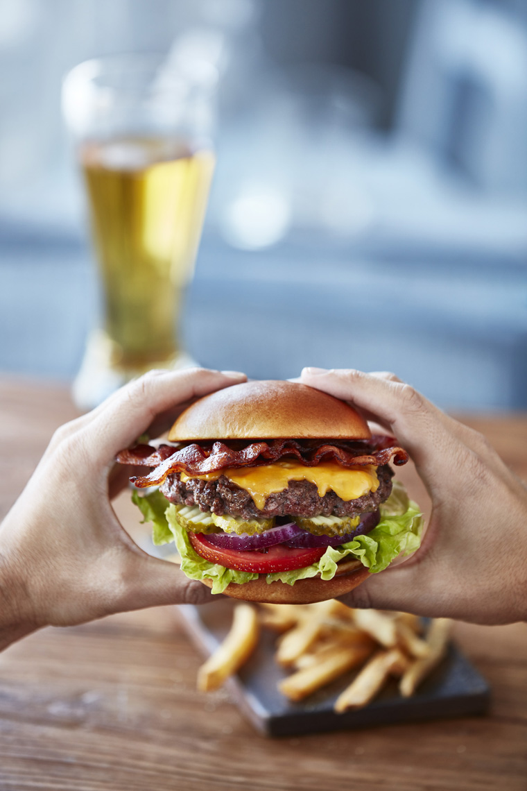 LEIGH_BEISCH_Classic_Bacon_Cheeseburger_Hands_0822